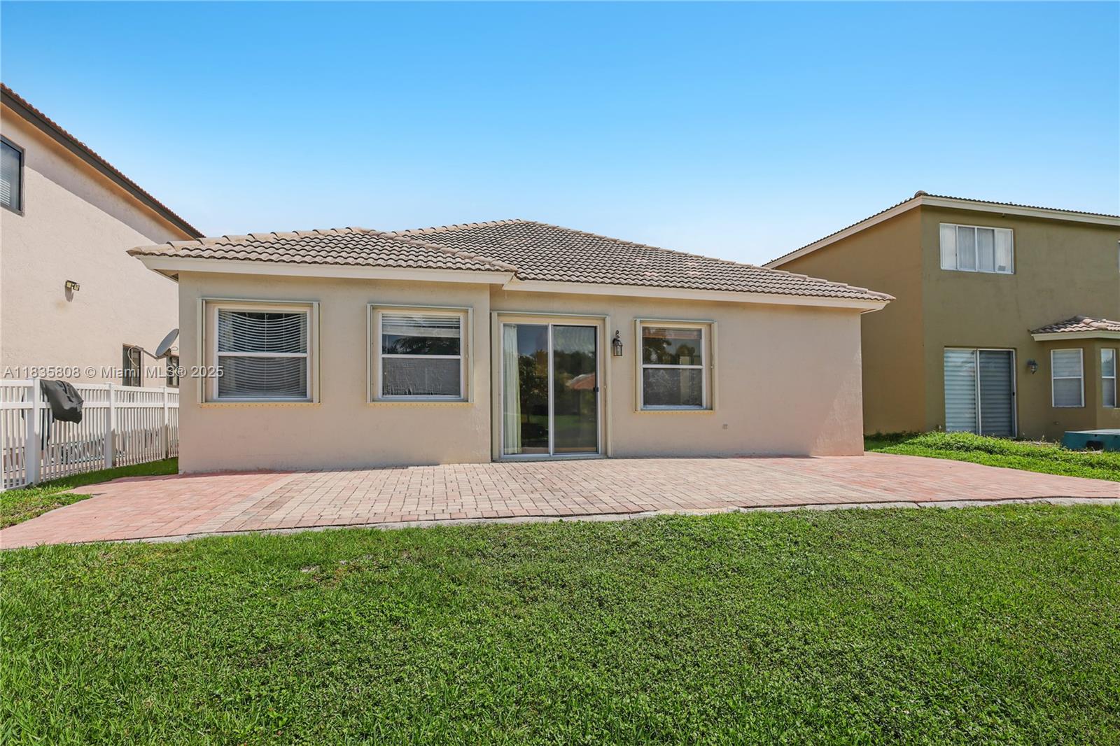 POD 10 AT MONARCH LAKES - Residential