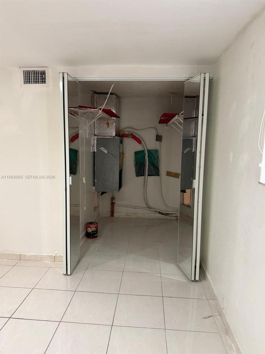 LEE MANOR - Residential