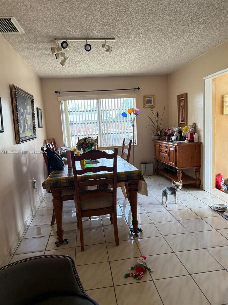 LEE MANOR - Residential