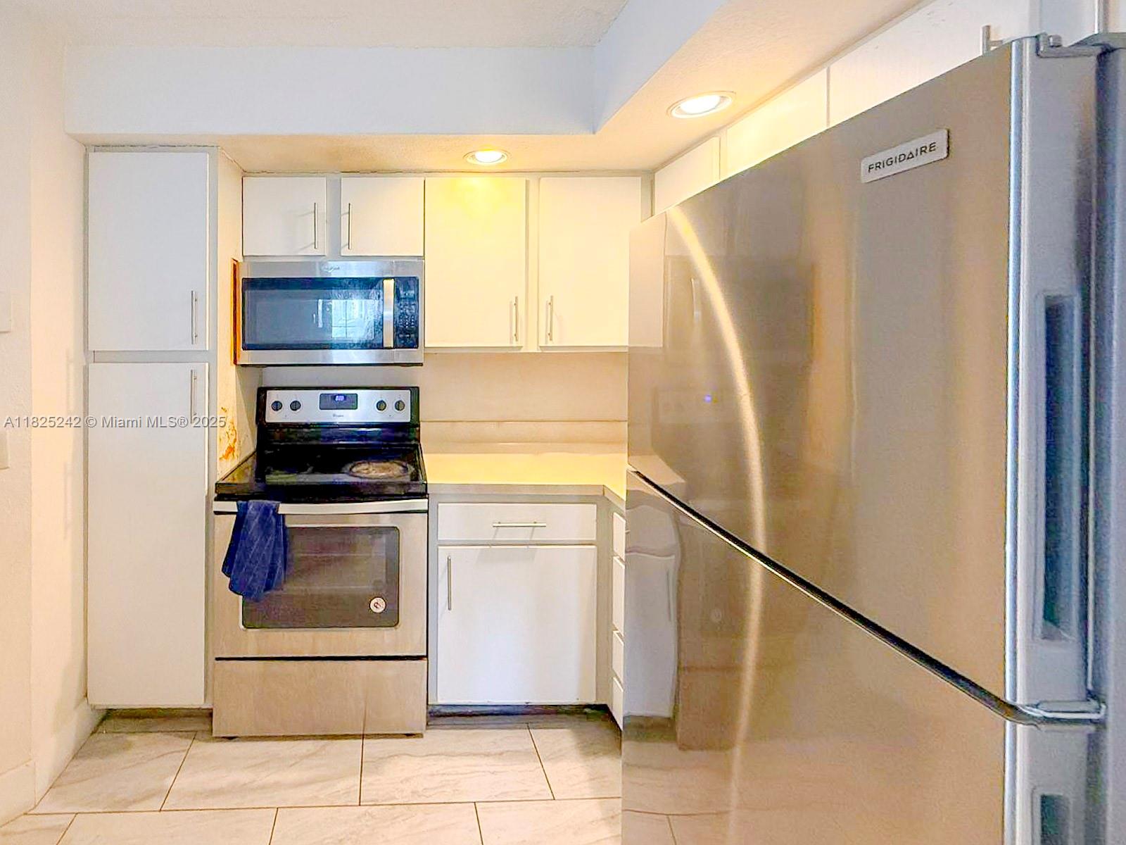 Spectacular property with 2 full bathrooms and 2 full bedrooms, tile floor, stainless steel
appliances washer and dryer inside the unit, located on the first floor , with perfect location close to I 95, FL
Turnpike, restaurants, Supermarkets and shopping center. Community offers pool, jacuzzi, gym, BBQ, volley, & tennis courts