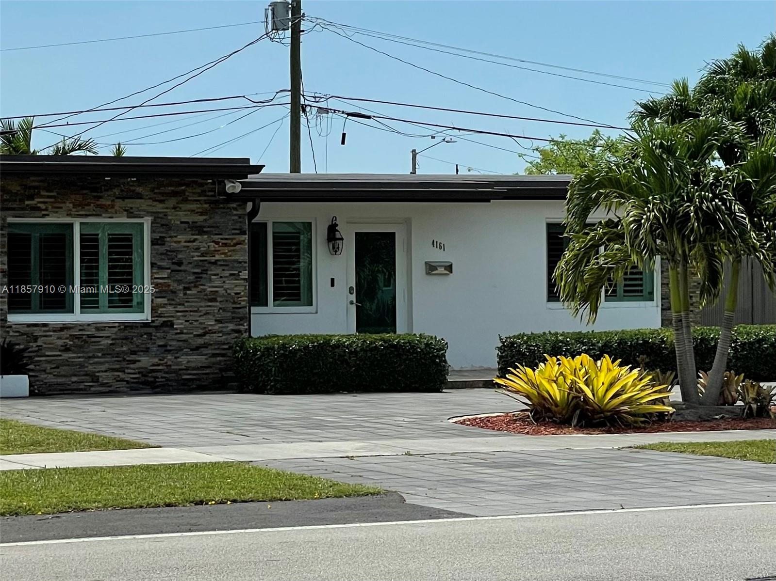 Excellent location near the turnpike this spacious 4 bedroom and 3 bathroom home with a large terrace, ample parking is great for a large family.