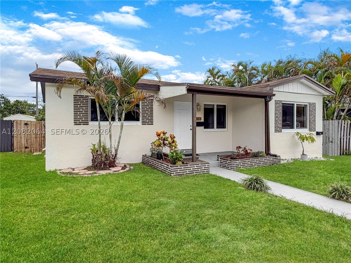Photo 1 of 32 — 2728 Dewey St, Hollywood, FL 33020