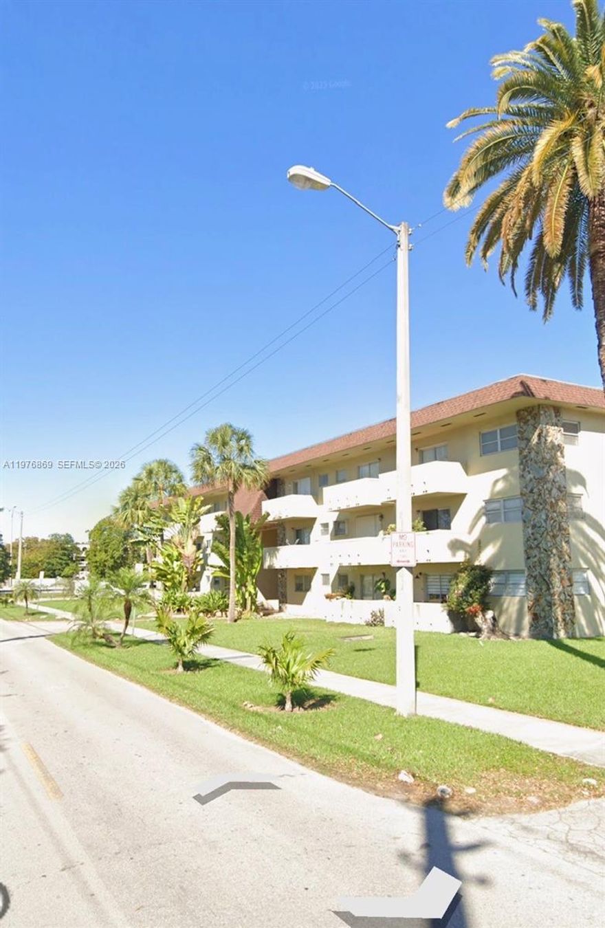 *****INVESTORS AND FIRST-TIME BUYERS ALERT!***** Don’t miss this exceptional opportunity to acquire a charming condo nestled just behind the bustling Dadeland Mall. This beautifully maintained unit boasts pristine conditions, featuring a brand-new air conditioning system and a stylishly updated bathroom. Additionally, an excellent tenant who has been happily residing here since 2013 is eager to continue leasing the property (is actually on a monthly contract due to this sale). To ensure a seamless viewing experience, we kindly ask that you follow the instructions outlined to coordinate with the tenant’s schedule. Be sure to read the broker's remarks for all the details in order to show the property.