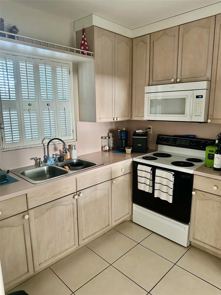 DADELAND PARK CONDO - Residential