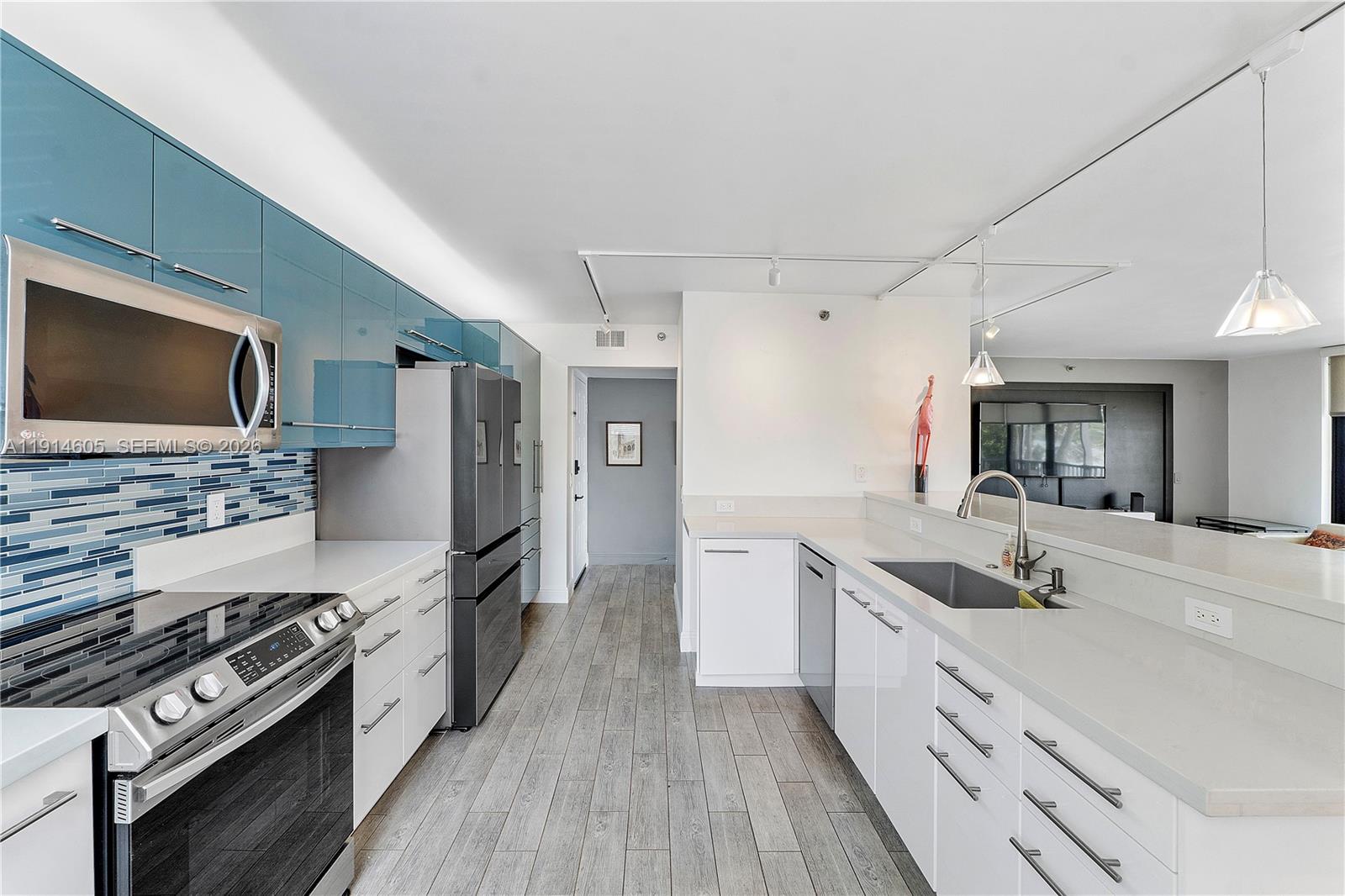 LAKE EMERALD CONDOMINIUM - Residential