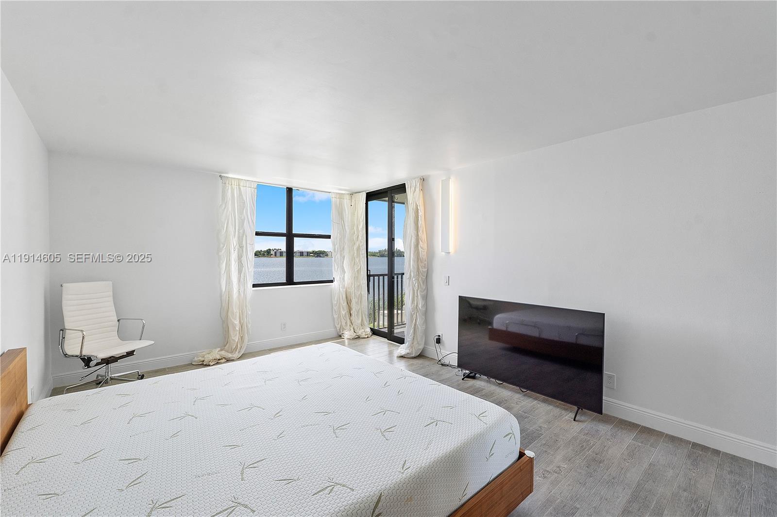 LAKE EMERALD CONDOMINIUM - Residential