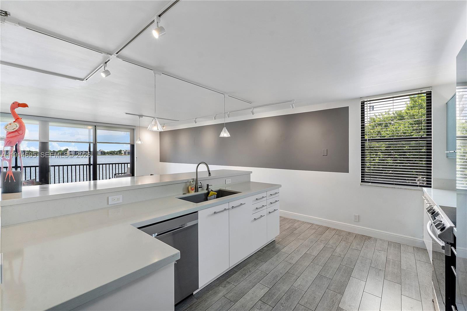 LAKE EMERALD CONDOMINIUM - Residential