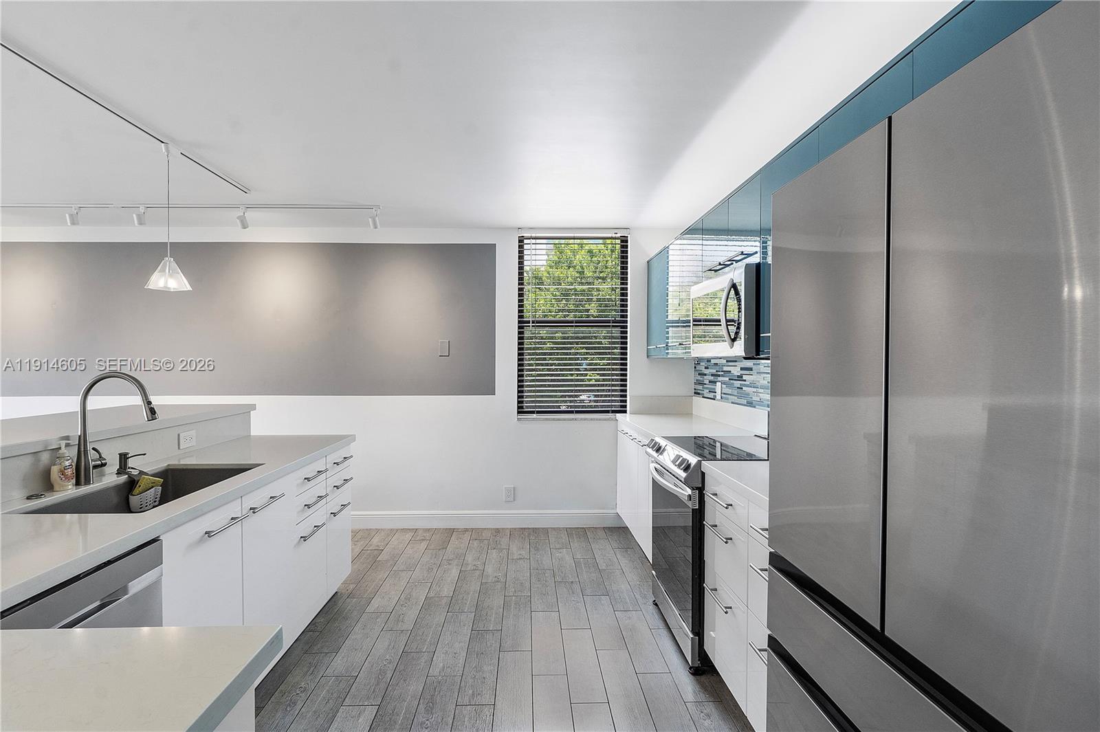 LAKE EMERALD CONDOMINIUM - Residential