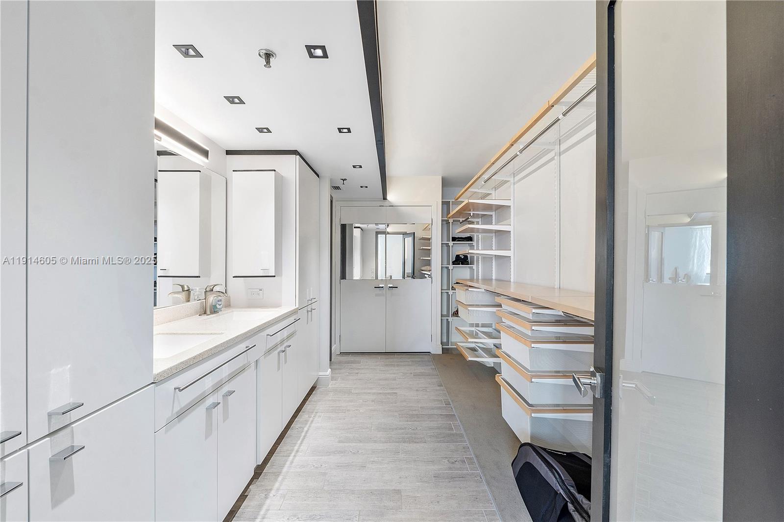 LAKE EMERALD CONDOMINIUM - Residential