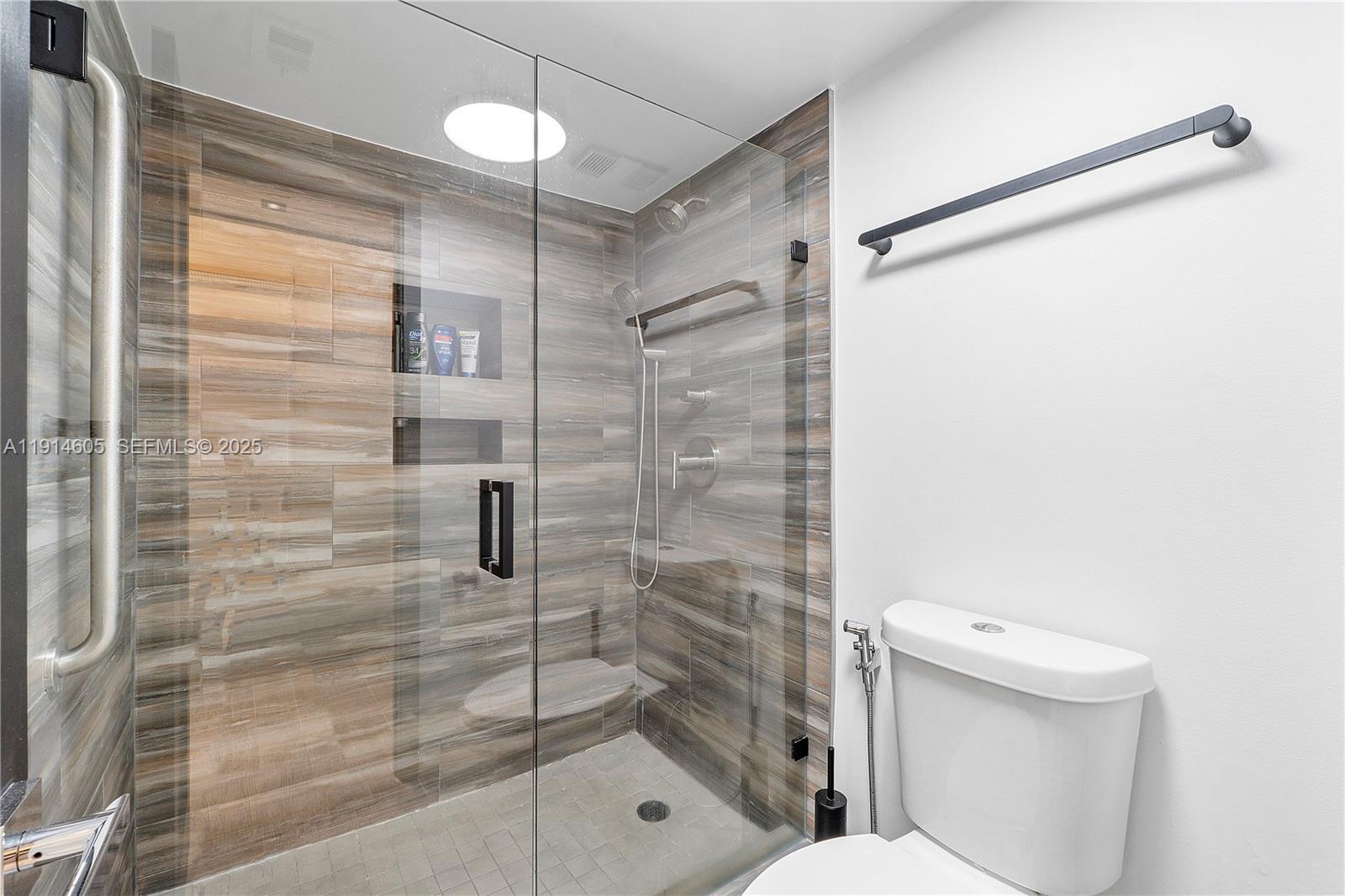 LAKE EMERALD CONDOMINIUM - Residential