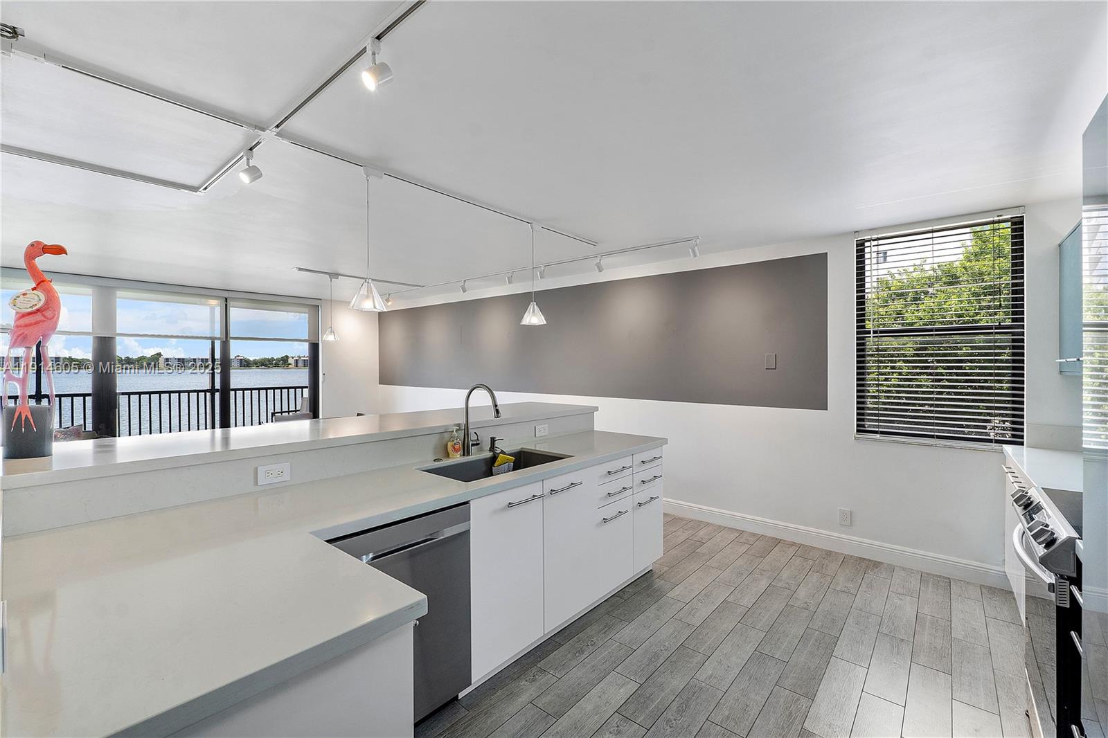 LAKE EMERALD CONDOMINIUM - Residential