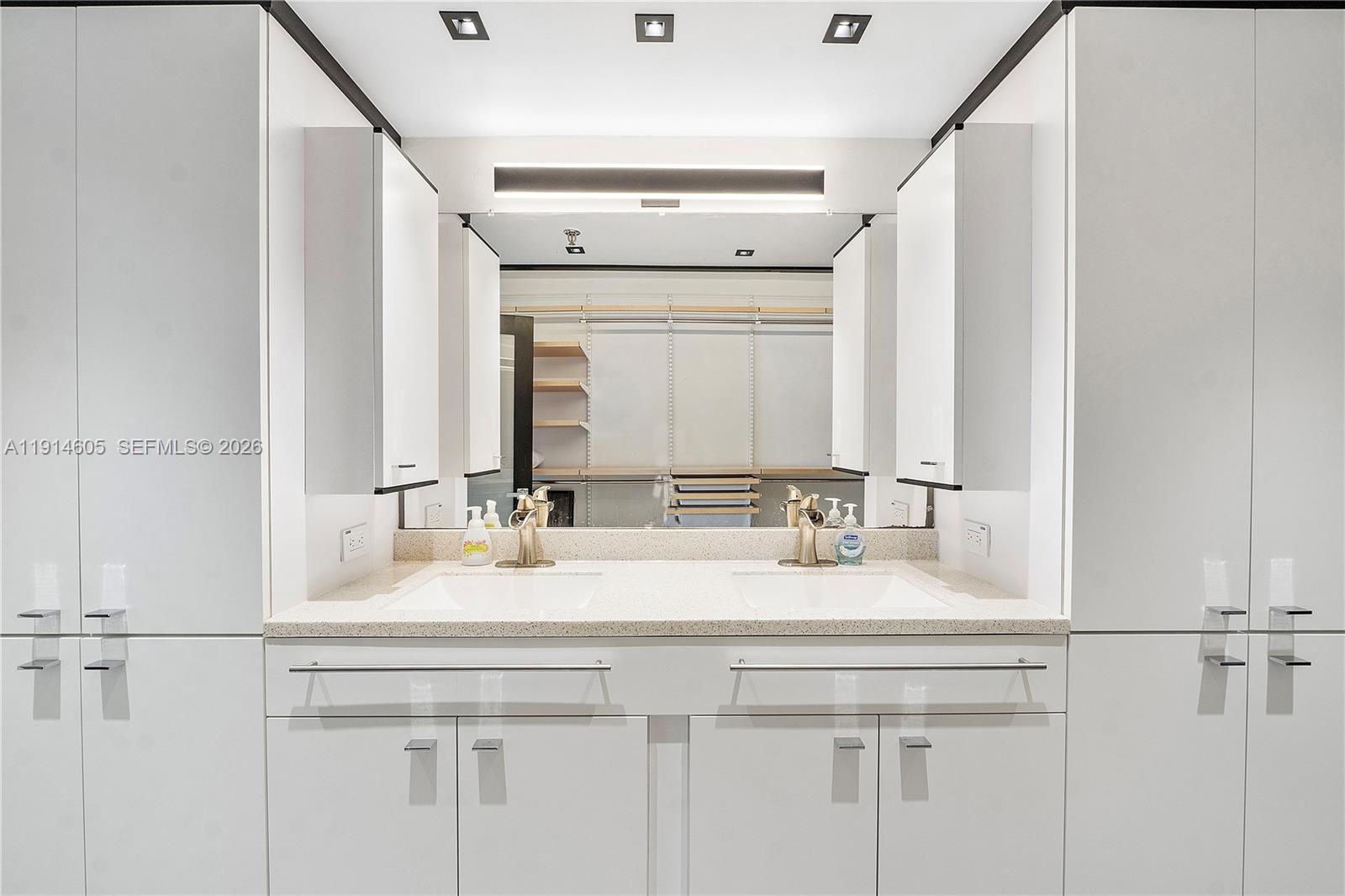 LAKE EMERALD CONDOMINIUM - Residential