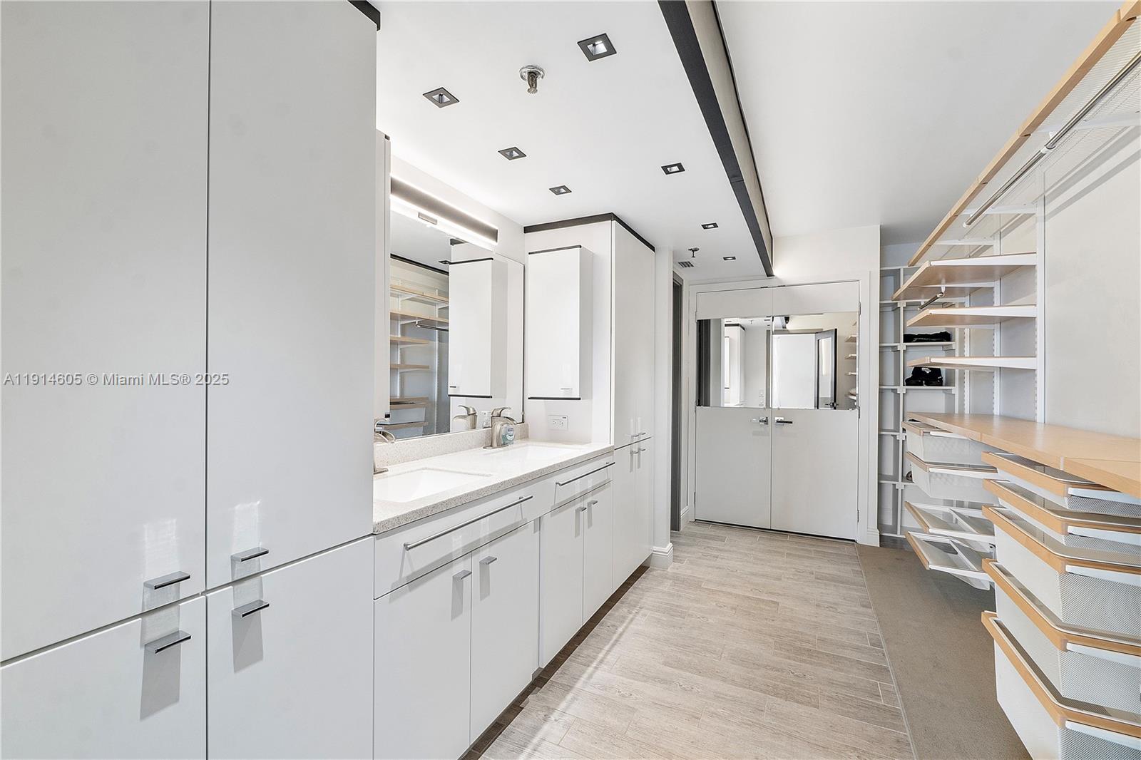 LAKE EMERALD CONDOMINIUM - Residential