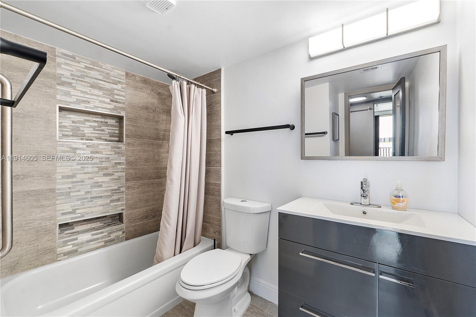 LAKE EMERALD CONDOMINIUM - Residential