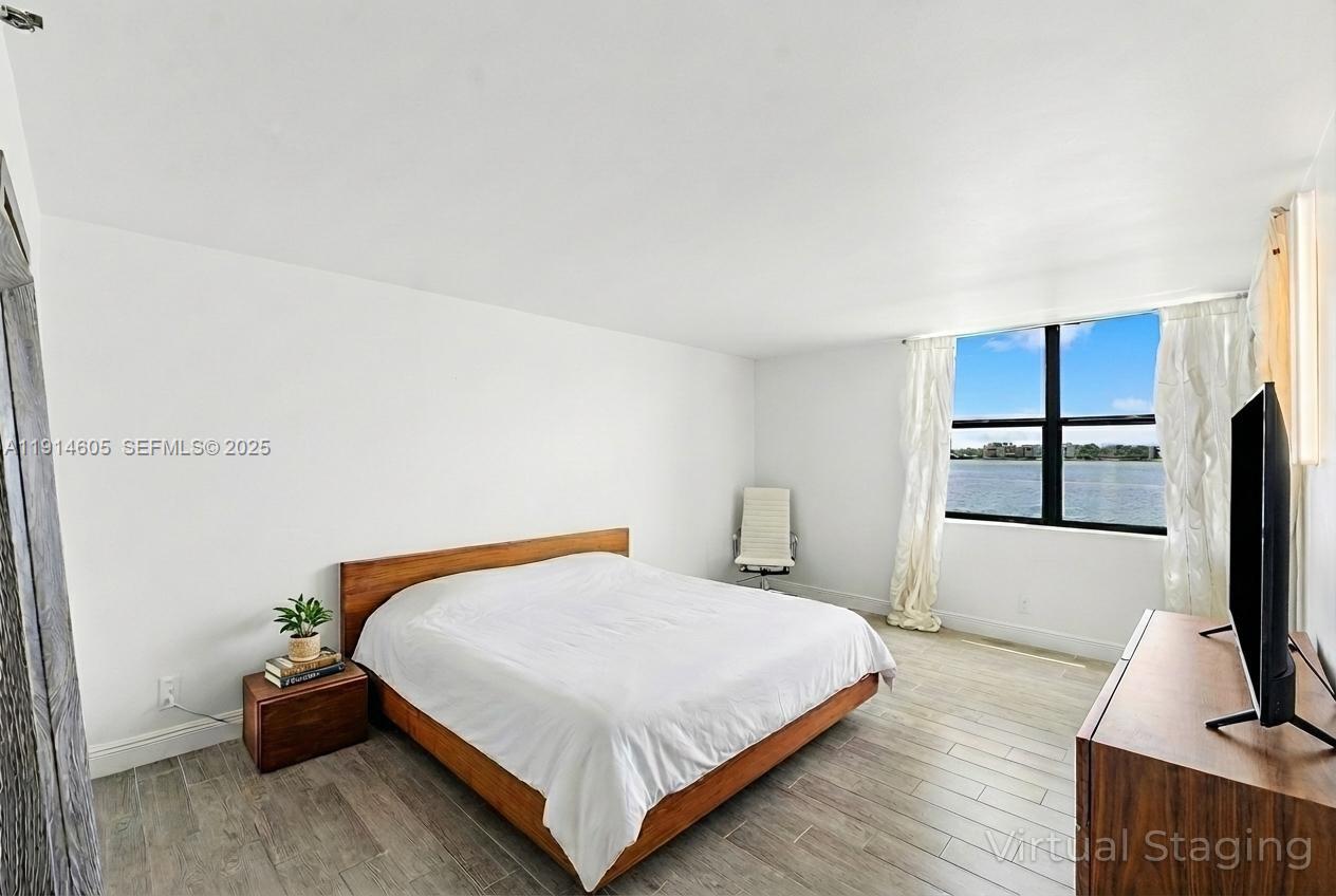 LAKE EMERALD CONDOMINIUM - Residential