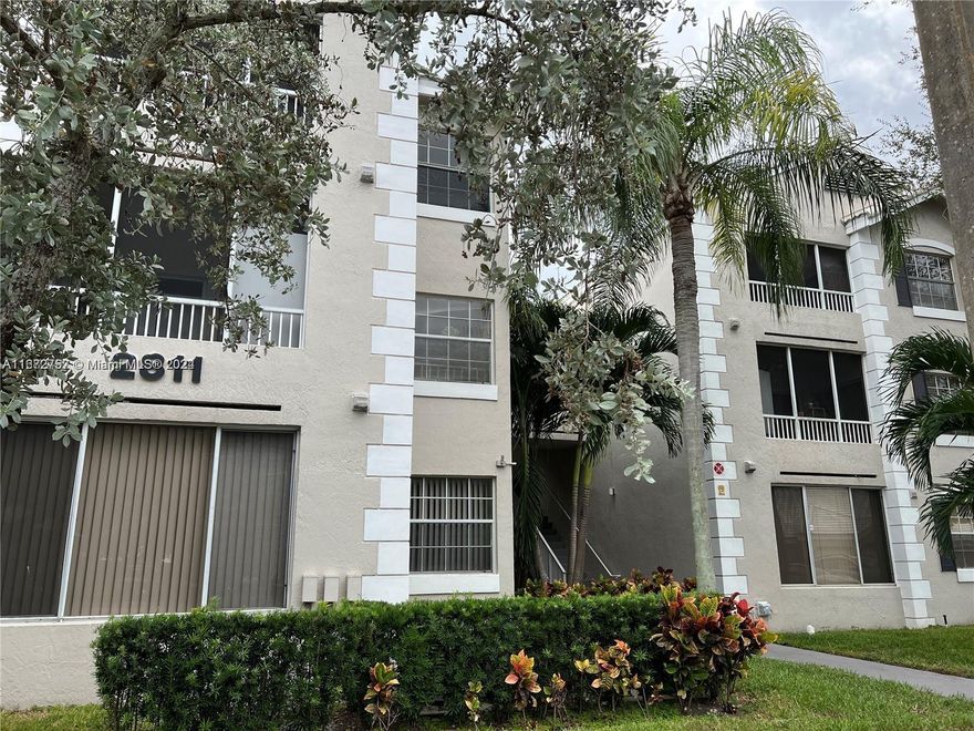 Welcome to resort-style living in this 3rd floor 1/1 unit with vaulted ceilings and a private balcony. The unit features Whirlpool appliances, an in-unit washer/dryer, and two ceiling
fans. The tenant's lease ends in November, offering a flexible opportunity for investors. The community boasts 3 pools, 2 hot tubs (dawn to dusk), a gym, billiards room, car care
center, 4 EV charging stations, tennis, racquetball, and security 7 nights a week. No buyer approval or application fee, making this property very investor-friendly. Minimum lease is
6 months, twice a year, with a 620 credit score required for tenants. Close to the Turnpike and shopping.
