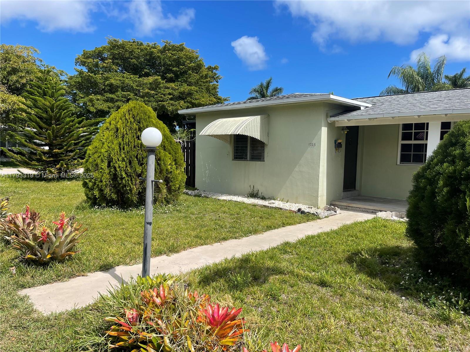Rental Property at 1325 N 16th Ct 1, Hollywood, Broward County, Florida - Bedrooms: 1 
Bathrooms: 1  - $2,300 MO.