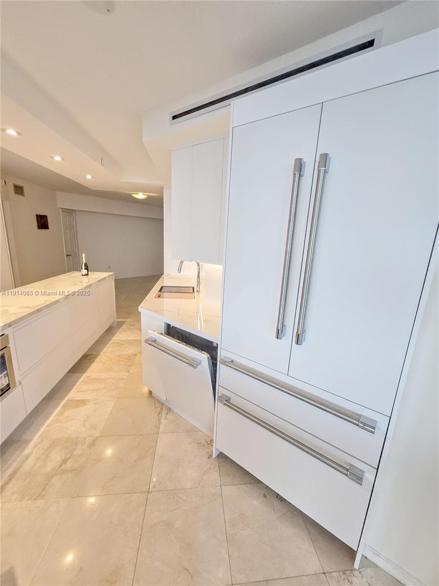 LA GORCE PALACE CONDO - Residential Lease