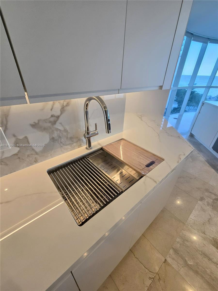 LA GORCE PALACE CONDO - Residential Lease