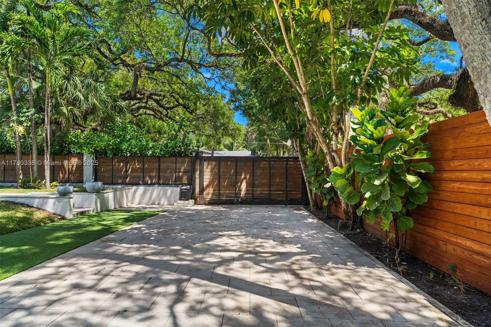 RIVERLAND MANORS - Residential