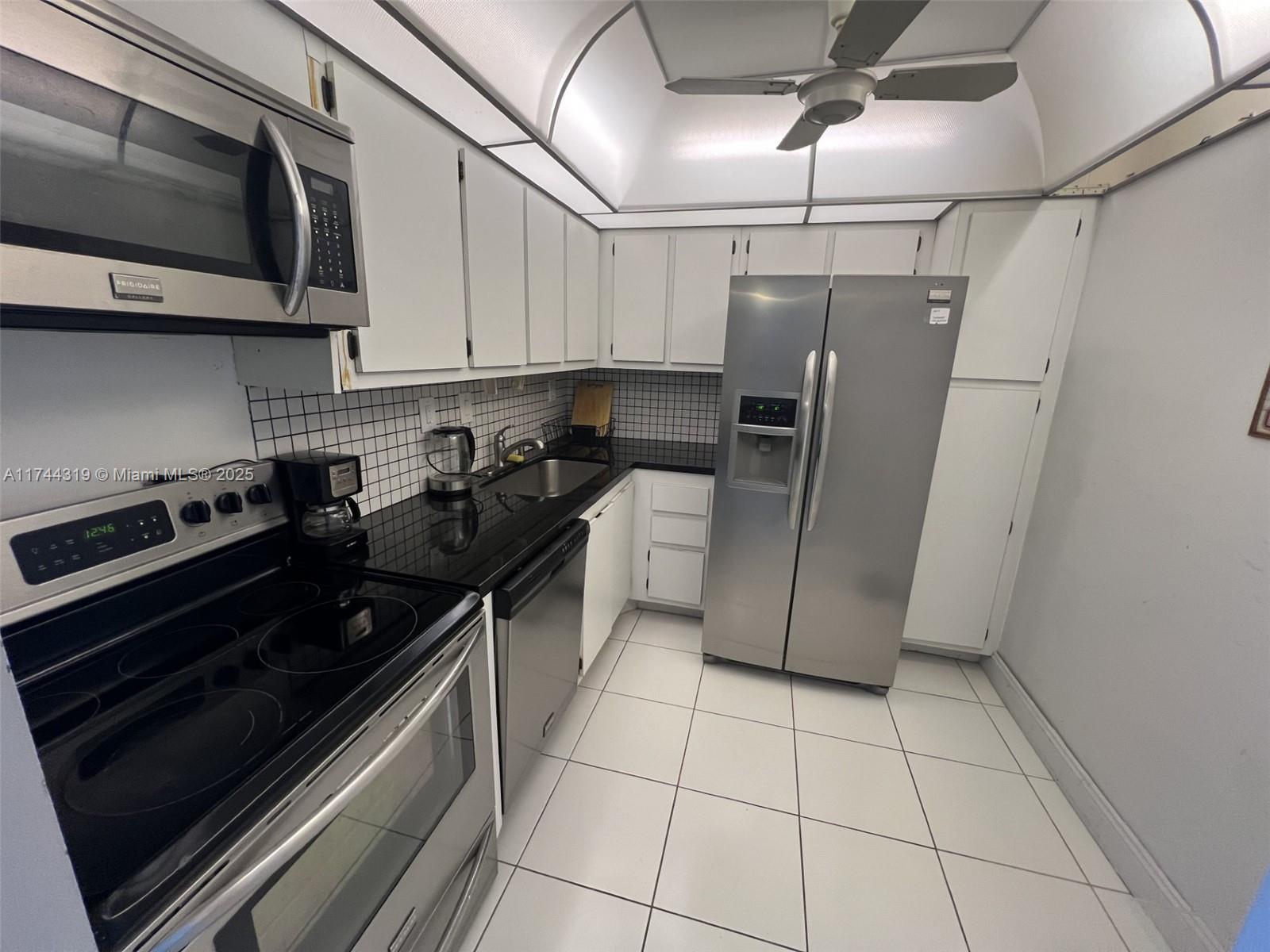 Amazing 2-bedroom 2-bathroom apartment in Aventura. HOA fees include cable/internet. The building has been recently fully renovated, including elevators, lobby, hallway and the heated pool. The amenities are paradise-like, featuring a fitness center, pool with jacuzzi, recreation room, shuttle service, lockers, and concierge.1assigned parking space and guest parking available