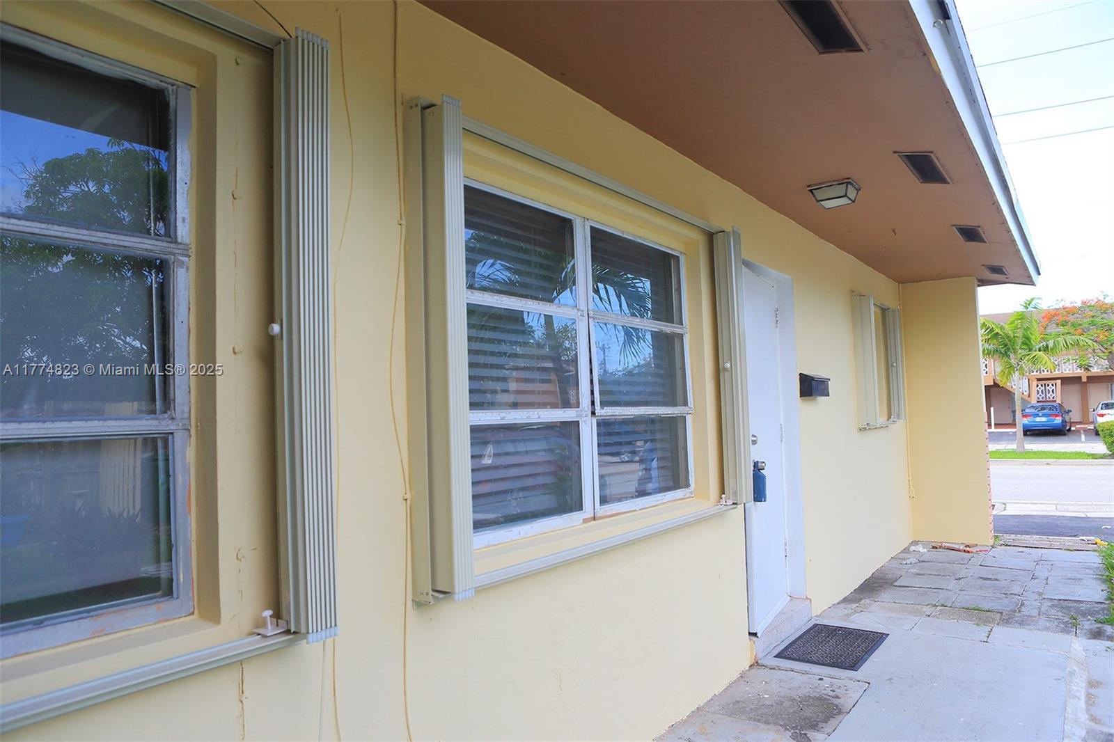 5881 NE 18th Ave, Fort Lauderdale, FL, 33334/$1,130,000 2 5881 NE 18th Ave