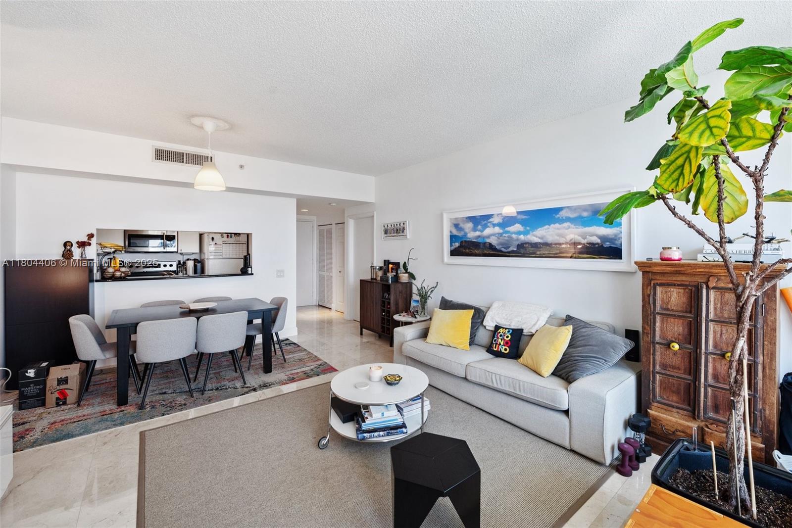 THE METROPOLITAN CONDO - Residential