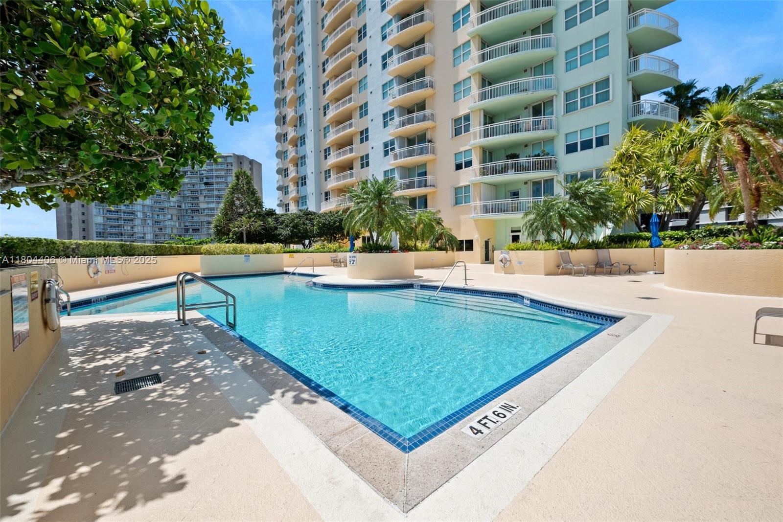 THE METROPOLITAN CONDO - Residential
