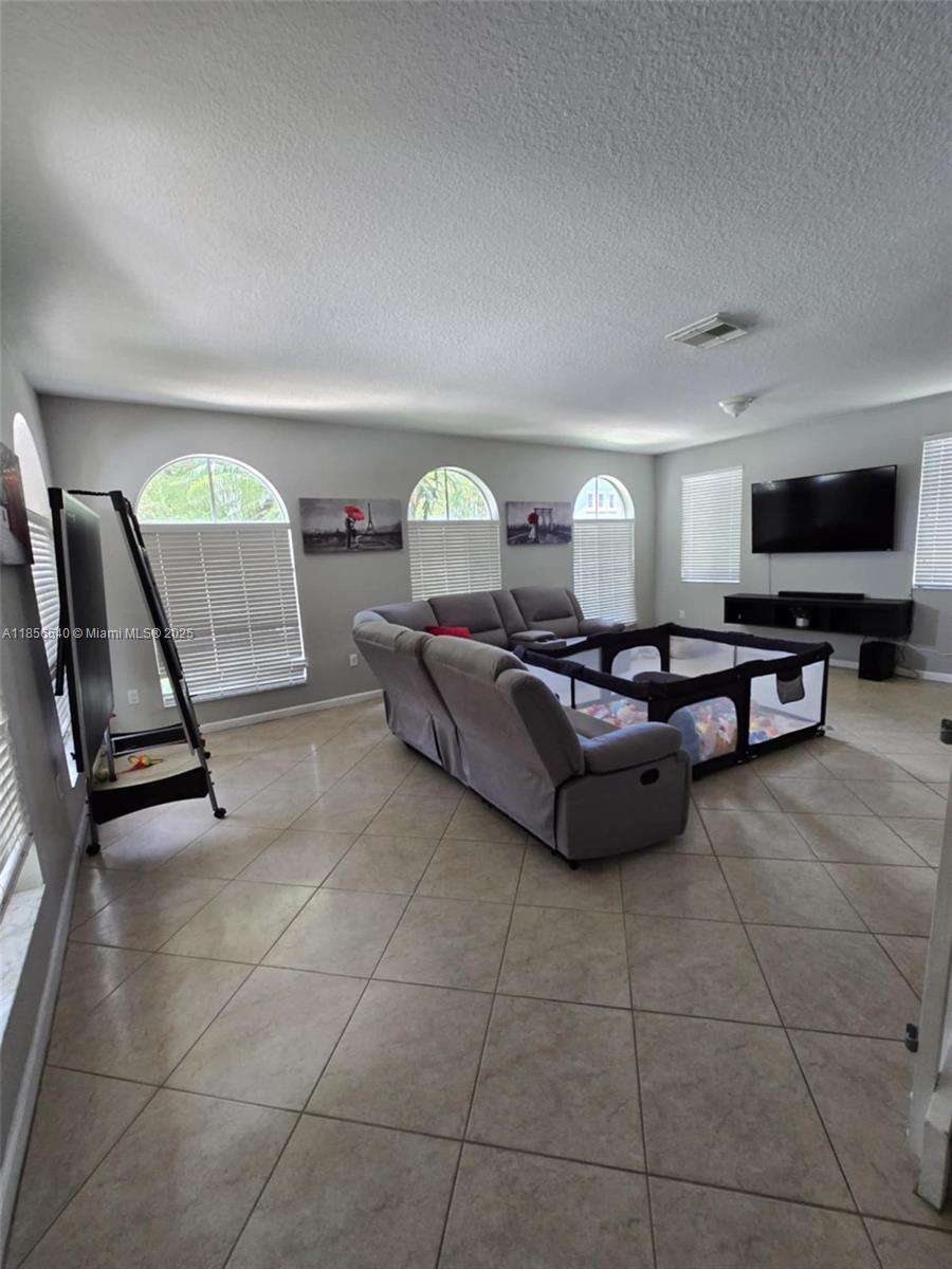 MANDARIN LAKES - Residential