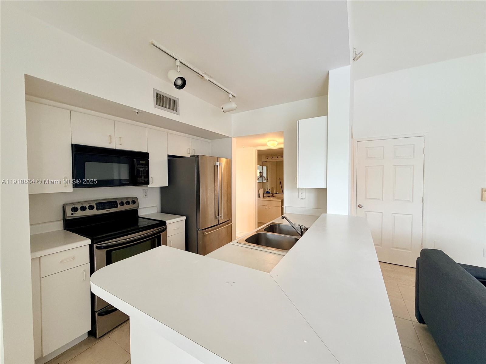 ROYAL GRAND CONDO - Residential Lease