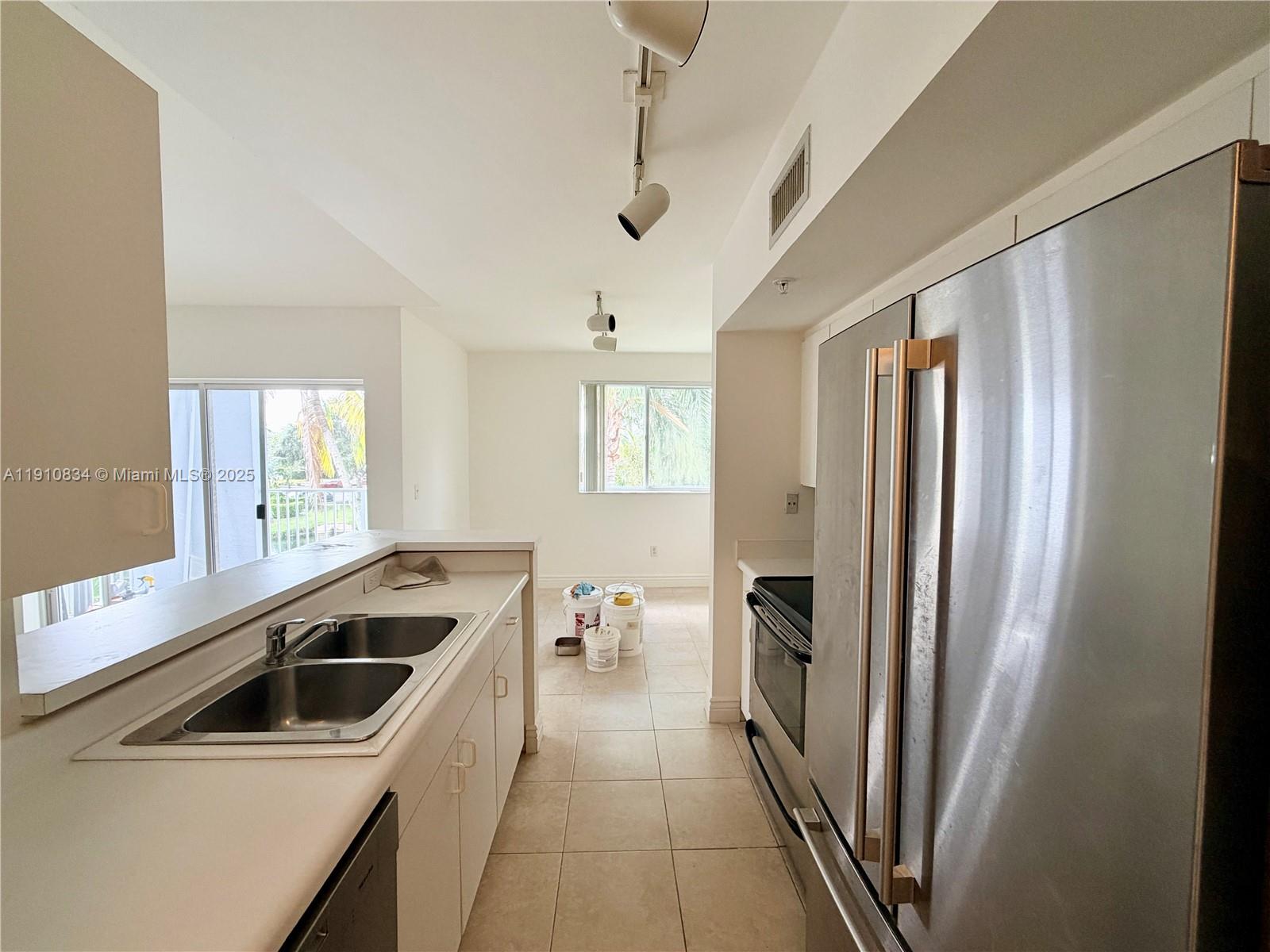 ROYAL GRAND CONDO - Residential Lease