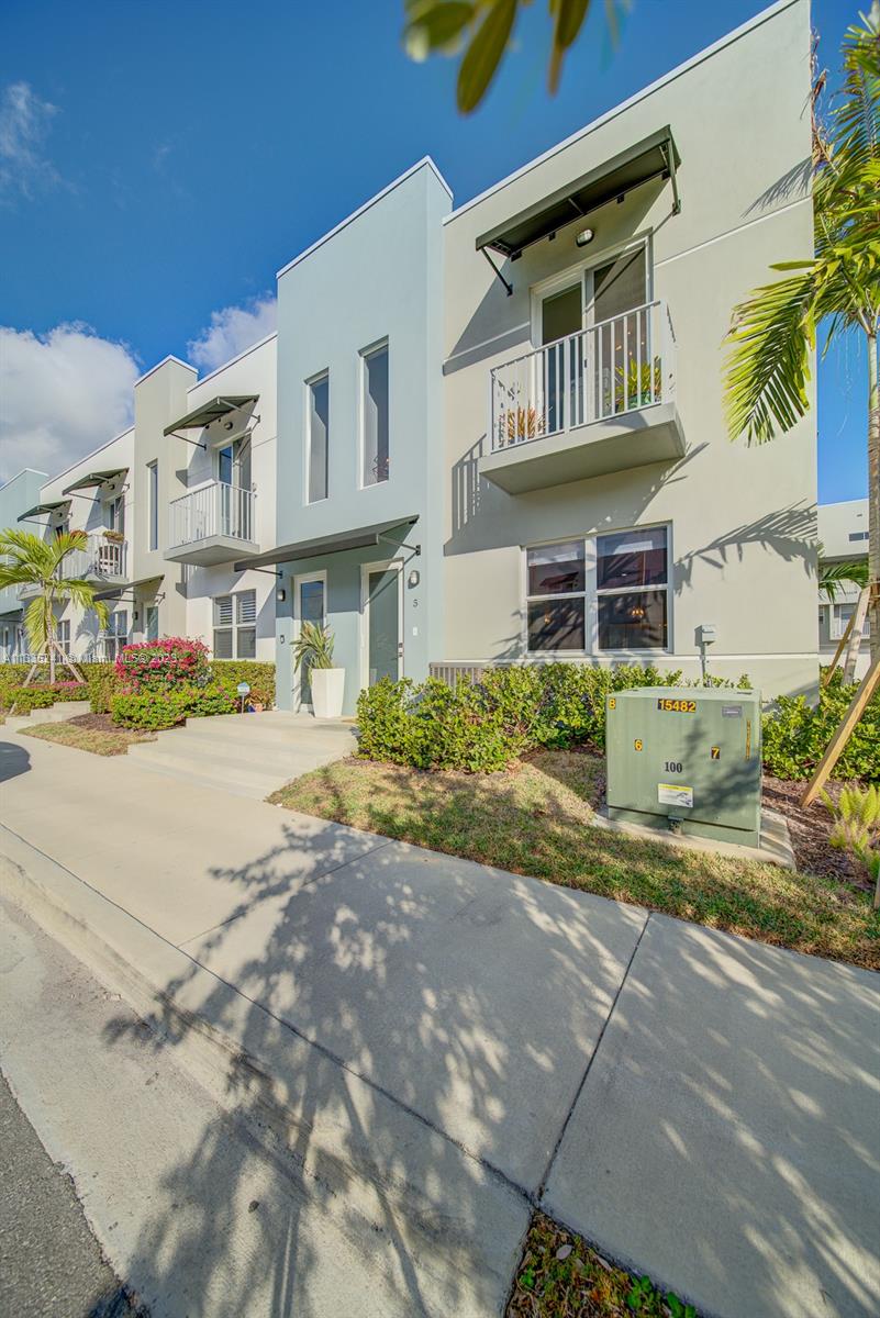 URBAN VILLAGE AT 5TH AVE - Residential