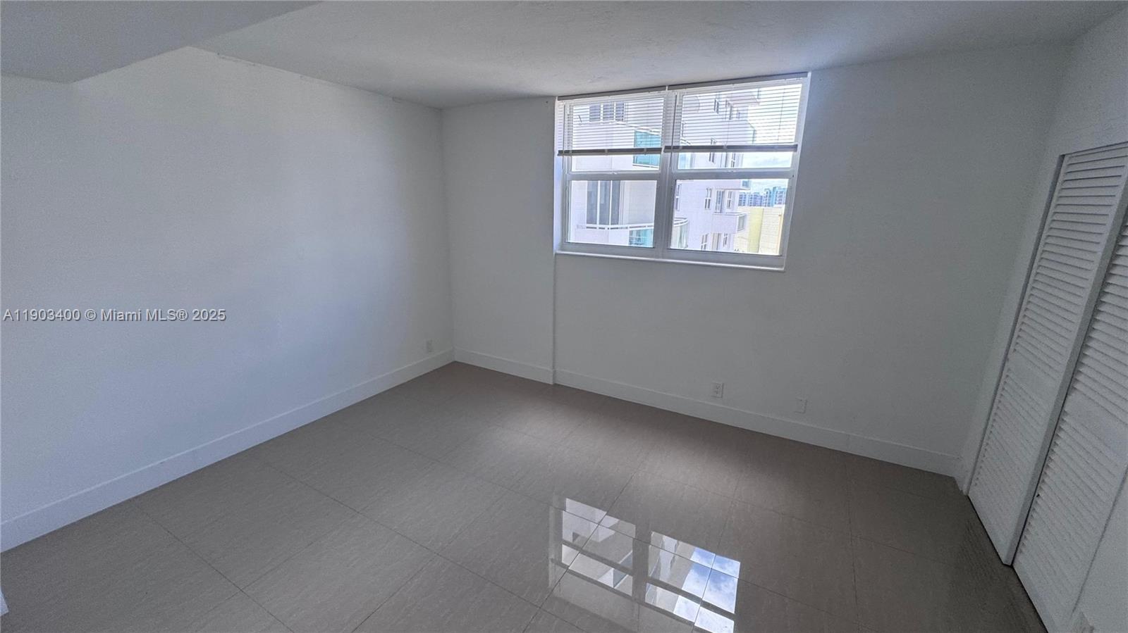 RESIDENCES ON HOLLYWOOD B - Residential Lease