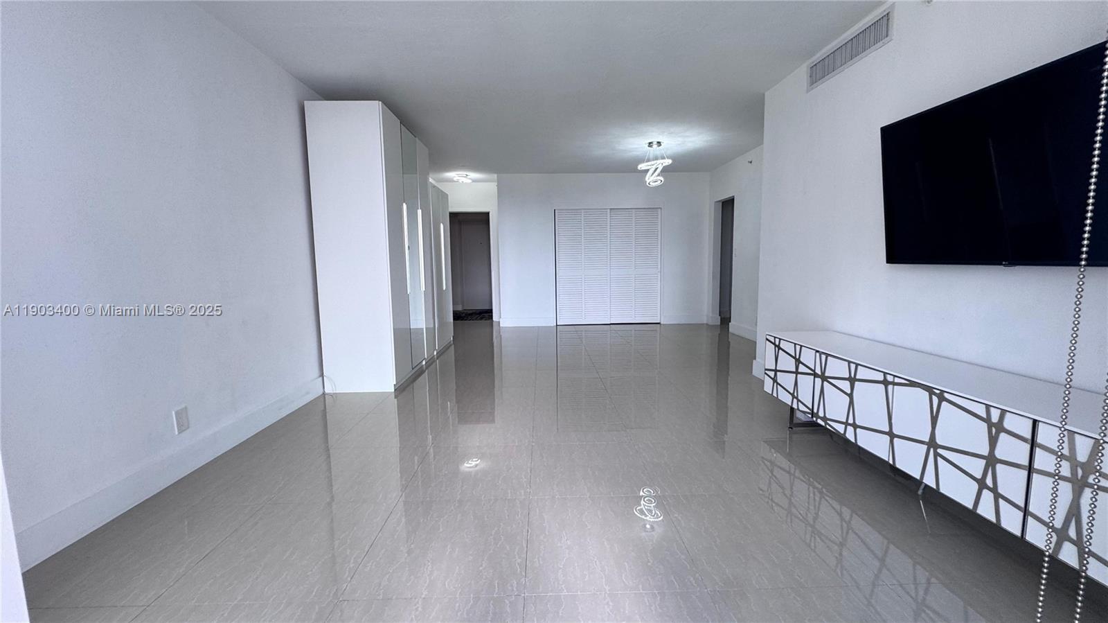 RESIDENCES ON HOLLYWOOD B - Residential Lease