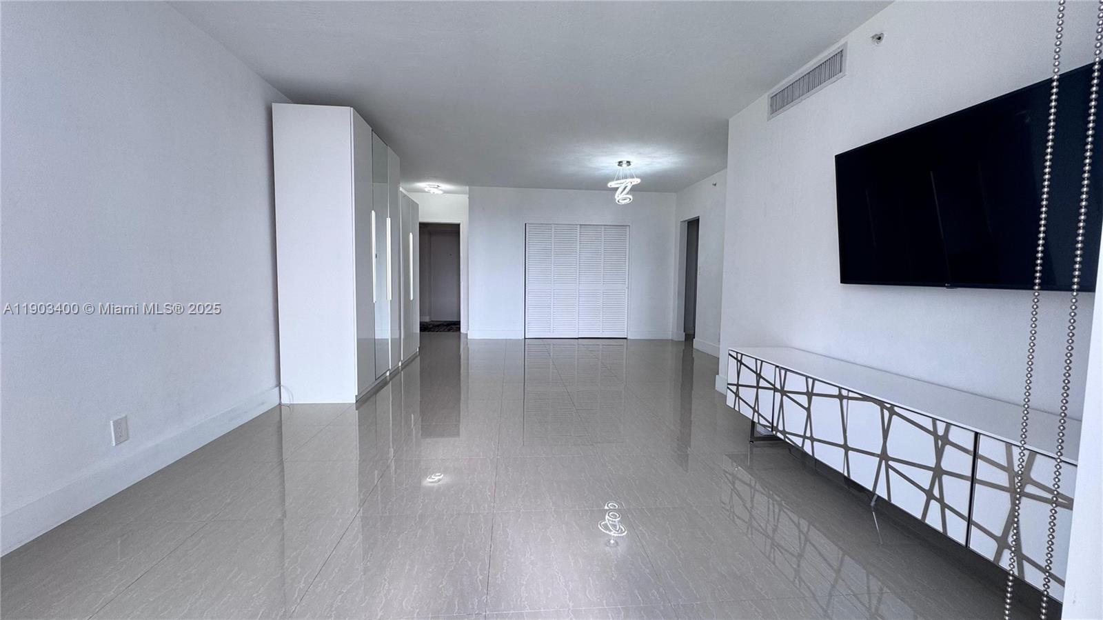 RESIDENCES ON HOLLYWOOD B - Residential Lease