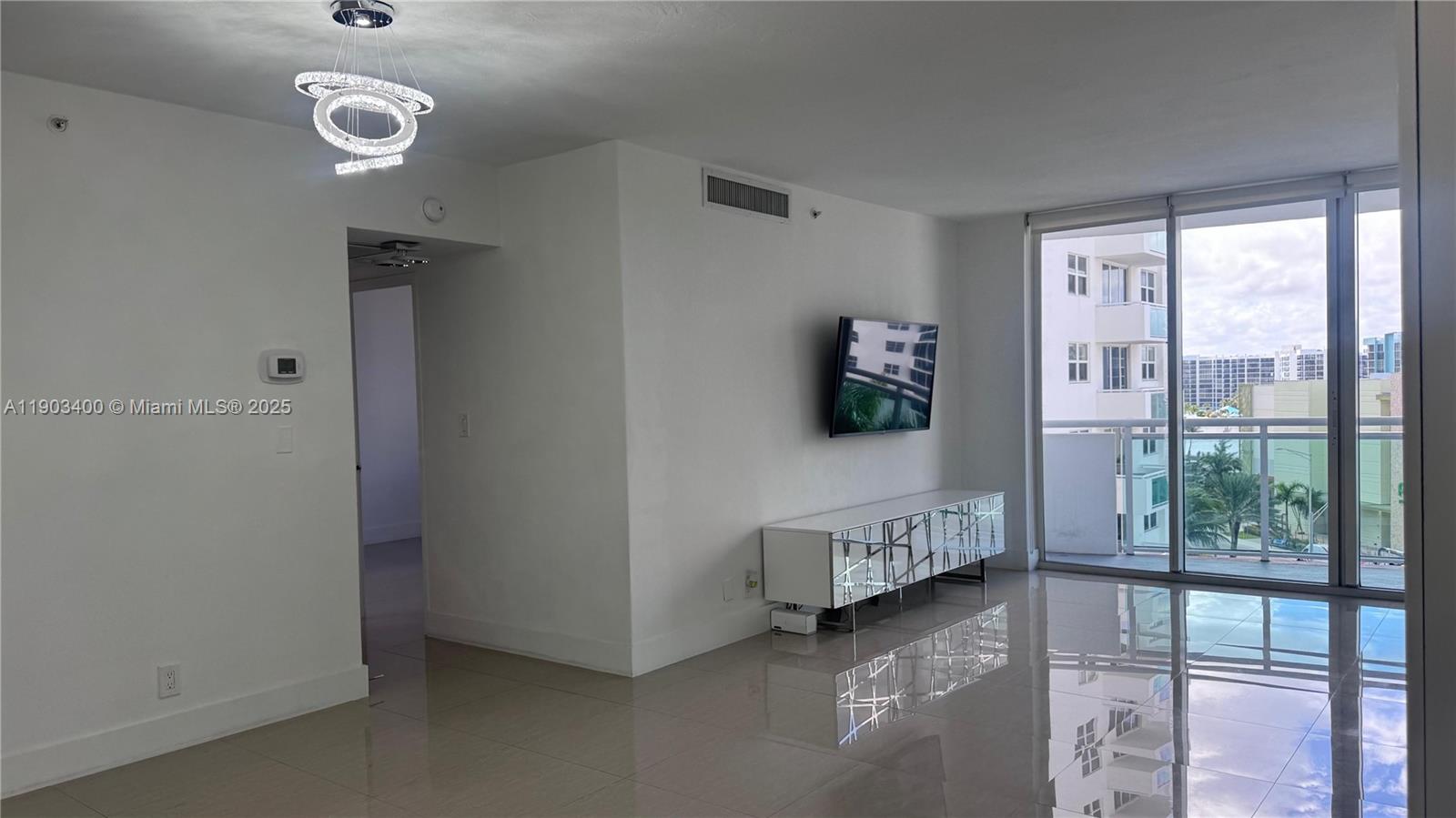 RESIDENCES ON HOLLYWOOD B - Residential Lease