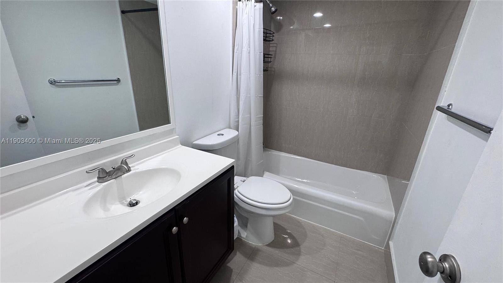 RESIDENCES ON HOLLYWOOD B - Residential Lease