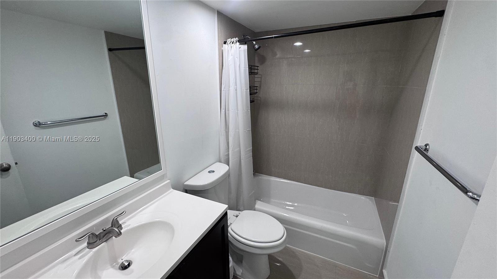 RESIDENCES ON HOLLYWOOD B - Residential Lease