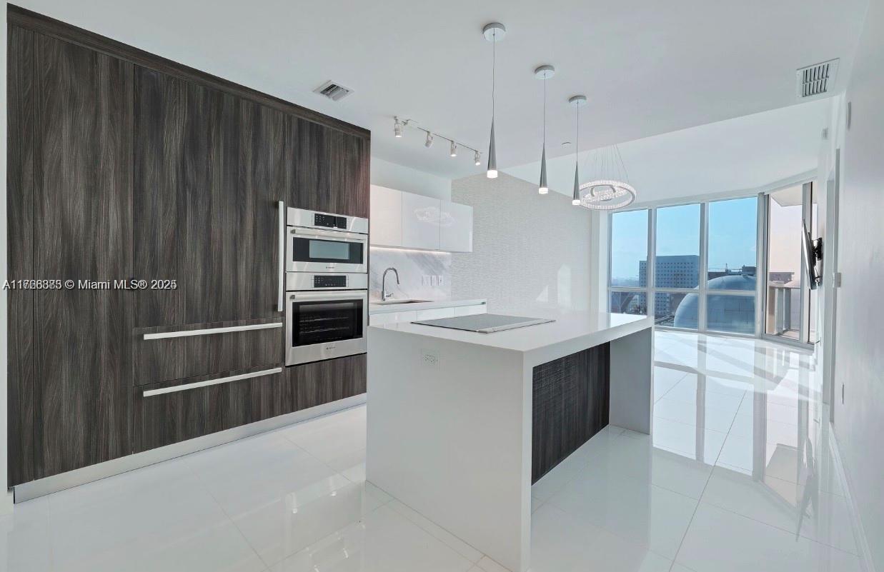 Beautiful modern 2/2 apartment located in downtown Miami right by the Miami Heat Arena, Bayside Marketplace and the Frost Museum. Minutes to Brickell, Wynwood, Miami Design District, Midtown, and South Beach. You can't find a better location then this! White flooring throughout, open concept kitchen, walk in closets, beautiful bathrooms (especially the master with light mirrors, bathtub, and walk in shower). Huge balcony with partial pool view, ocean view, and area view. 5-star resort style amenities; pool, cabanas, social lounges, spa, salon, kids room, BBQ, basketball and tennis courts, yoga studio, an incredible gym with everything you can think of! 24 hour valet and front desk! .