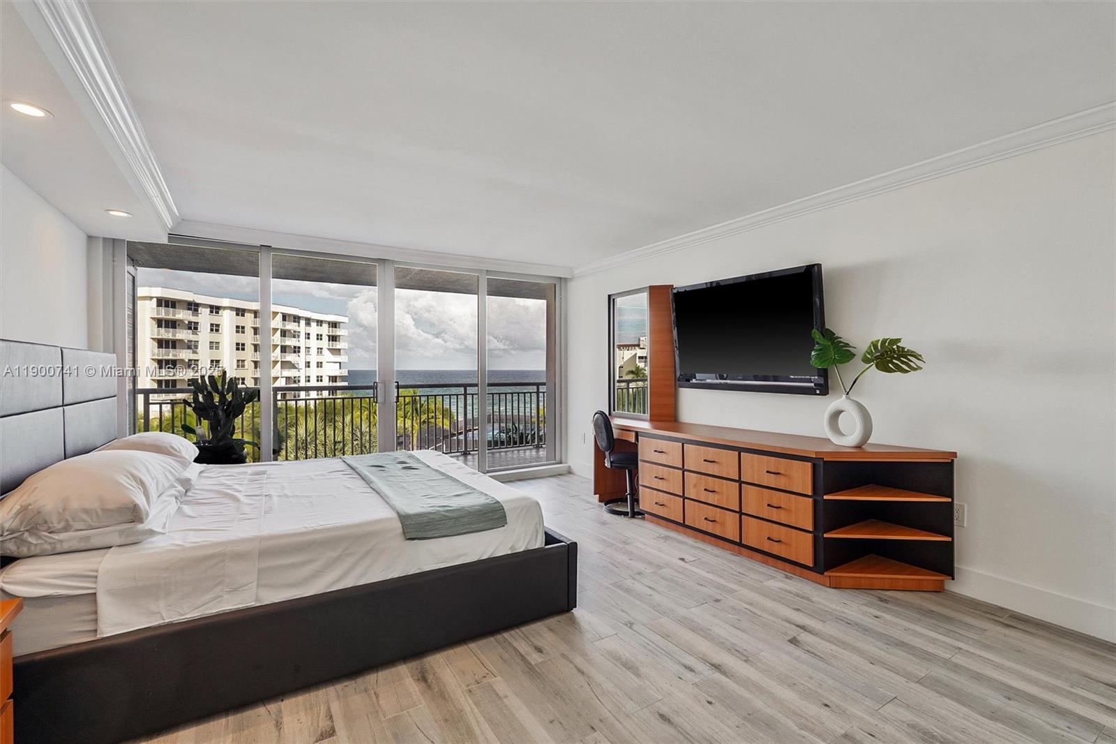 BARCLAY CONDO - Residential