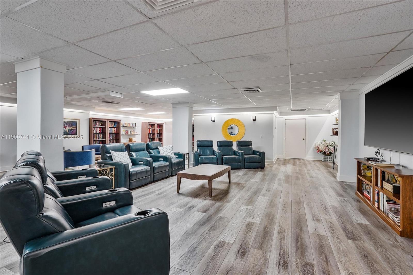 BARCLAY CONDO - Residential