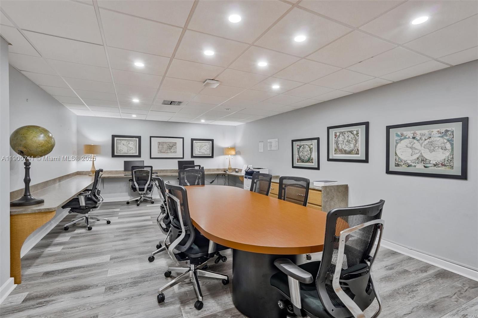 BARCLAY CONDO - Residential