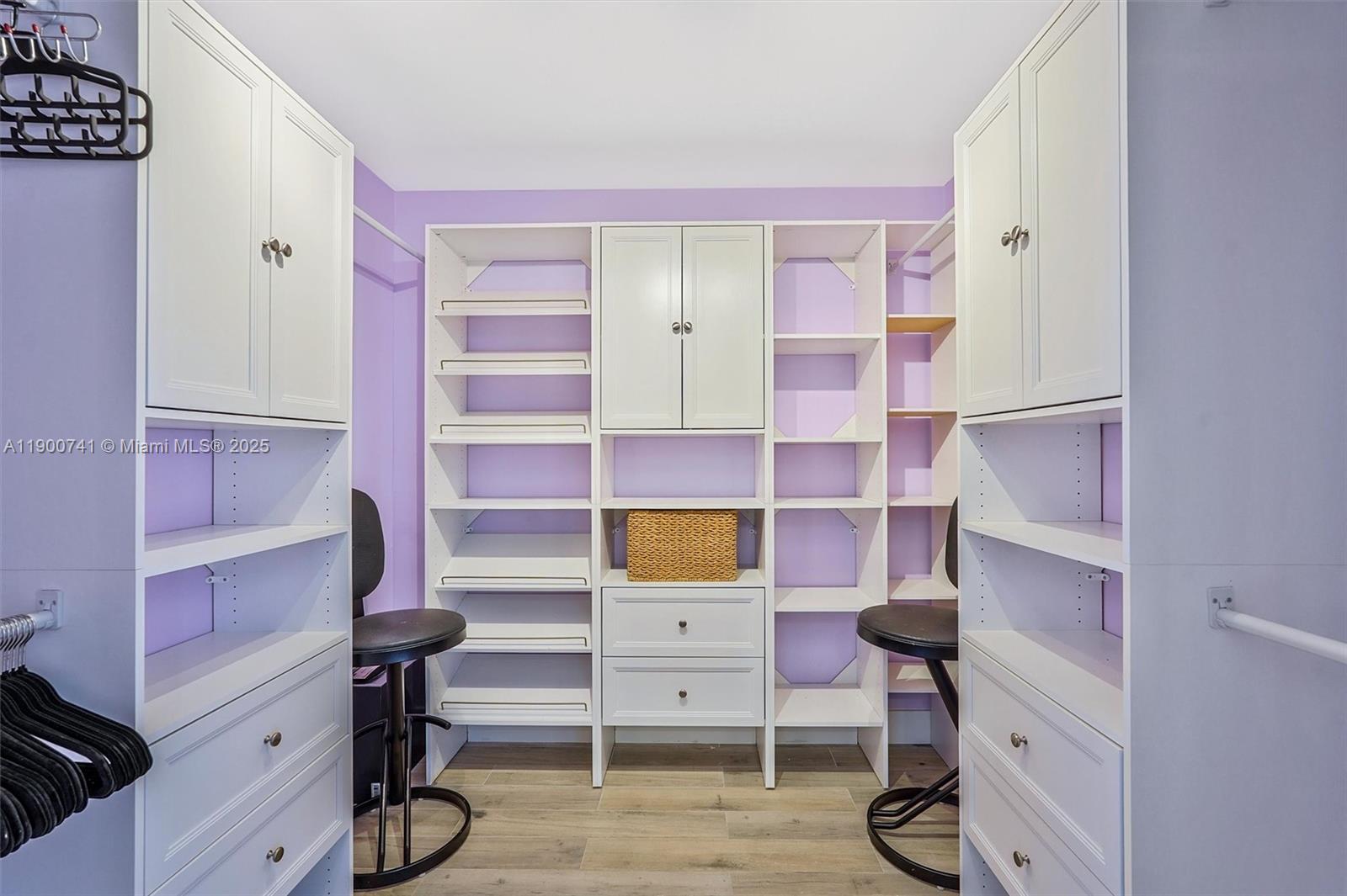 BARCLAY CONDO - Residential