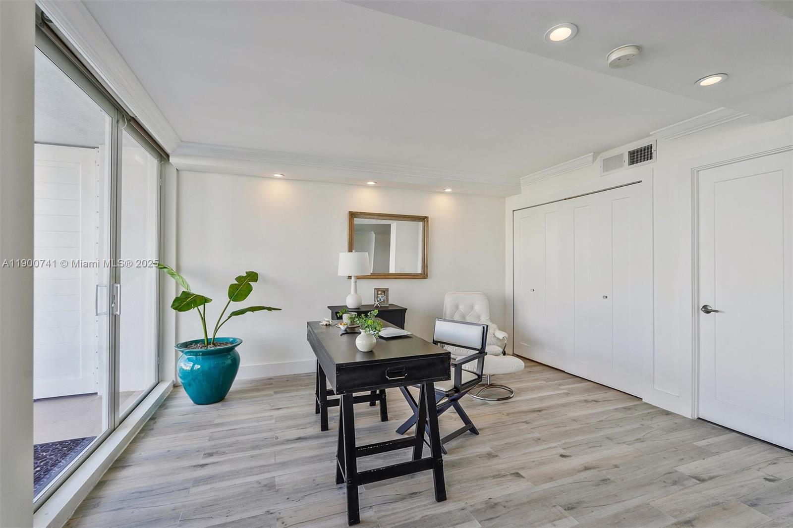 BARCLAY CONDO - Residential