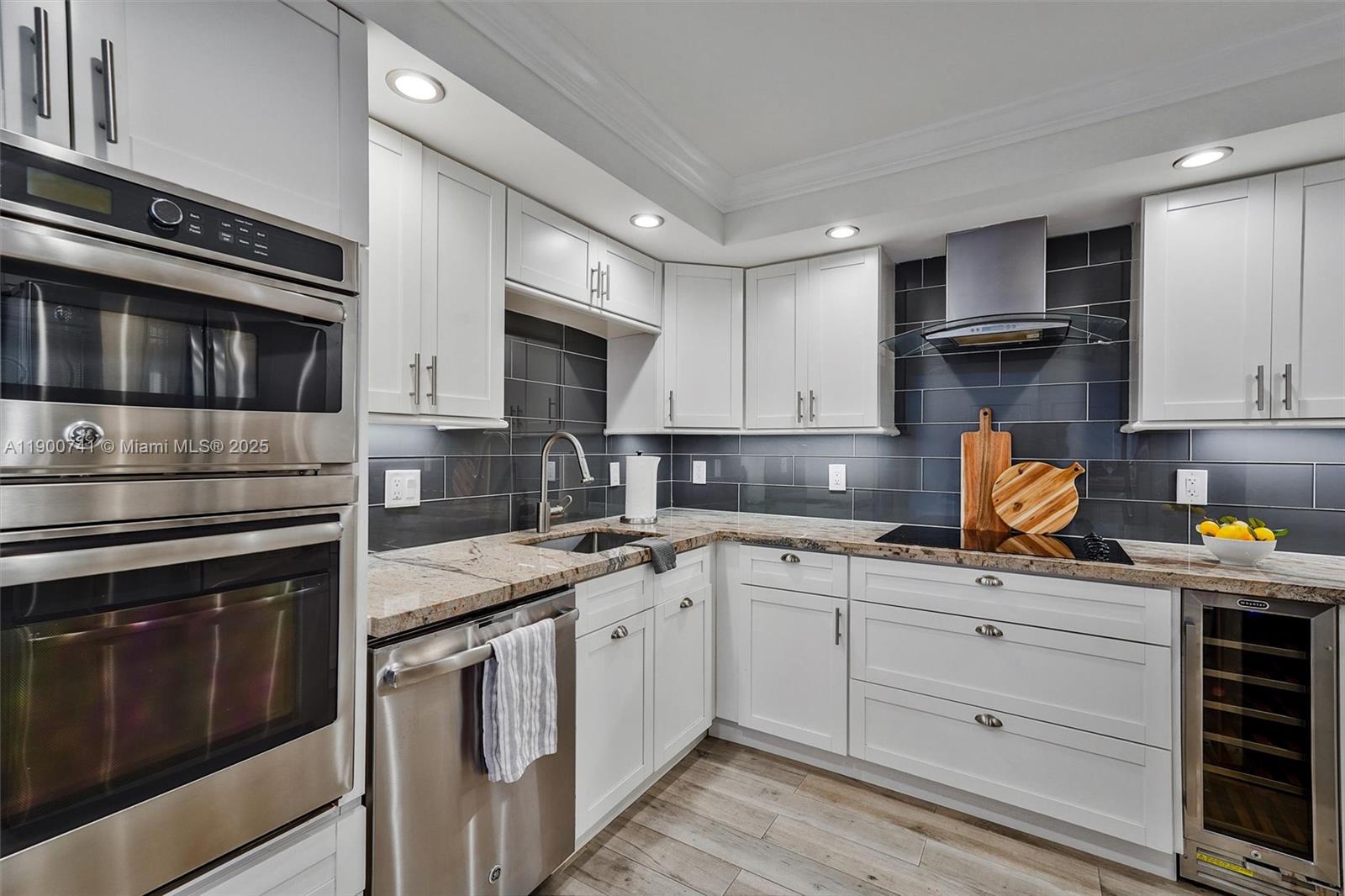 BARCLAY CONDO - Residential