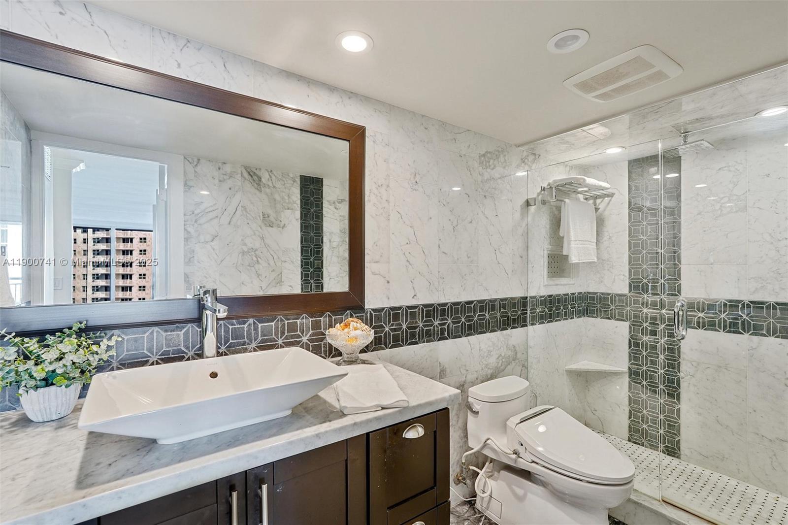 BARCLAY CONDO - Residential