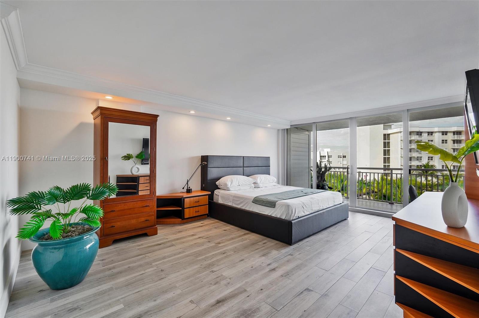 BARCLAY CONDO - Residential