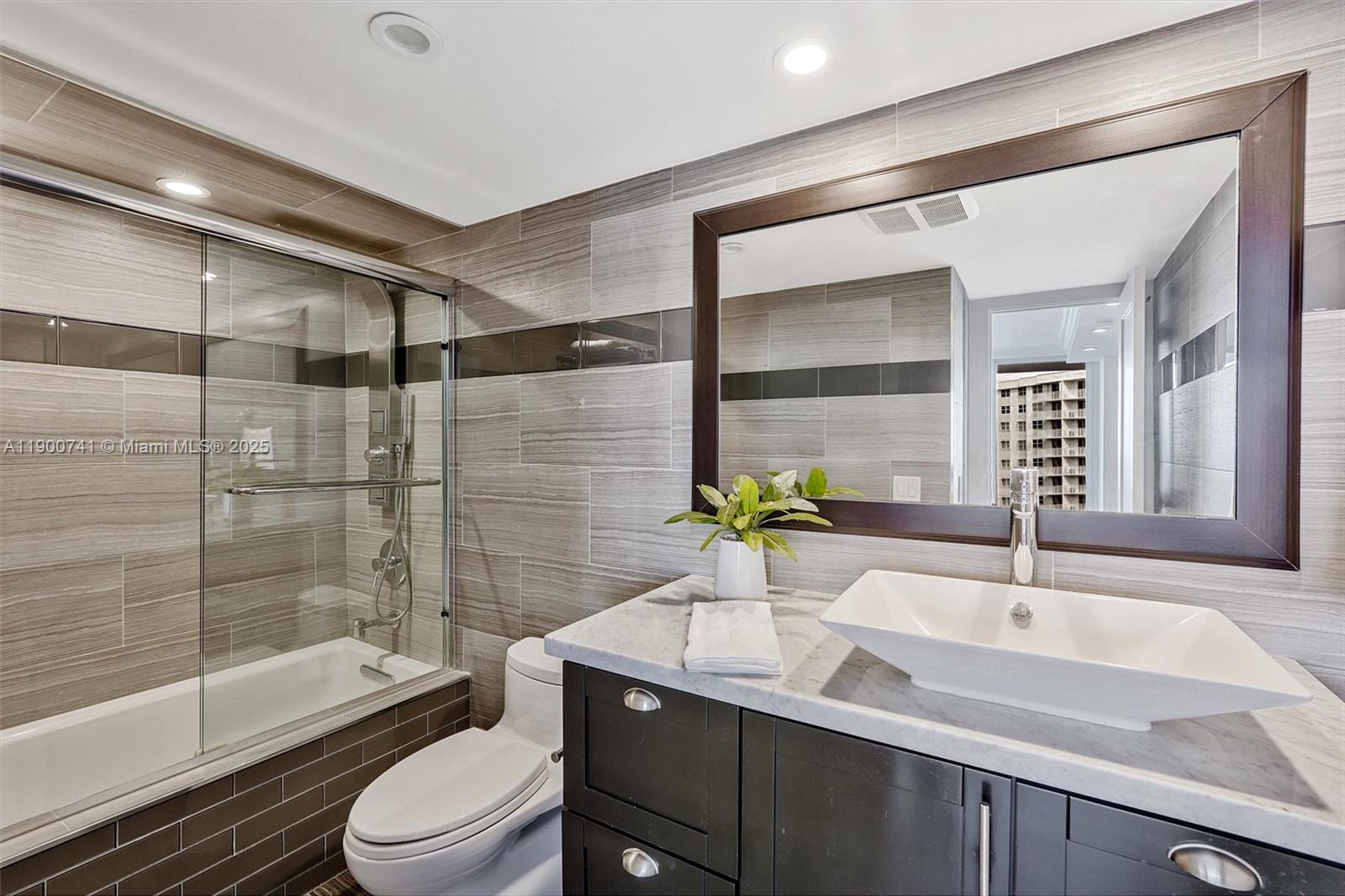 BARCLAY CONDO - Residential