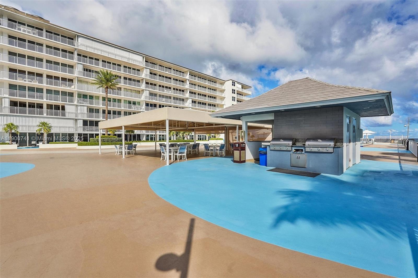 BARCLAY CONDO - Residential