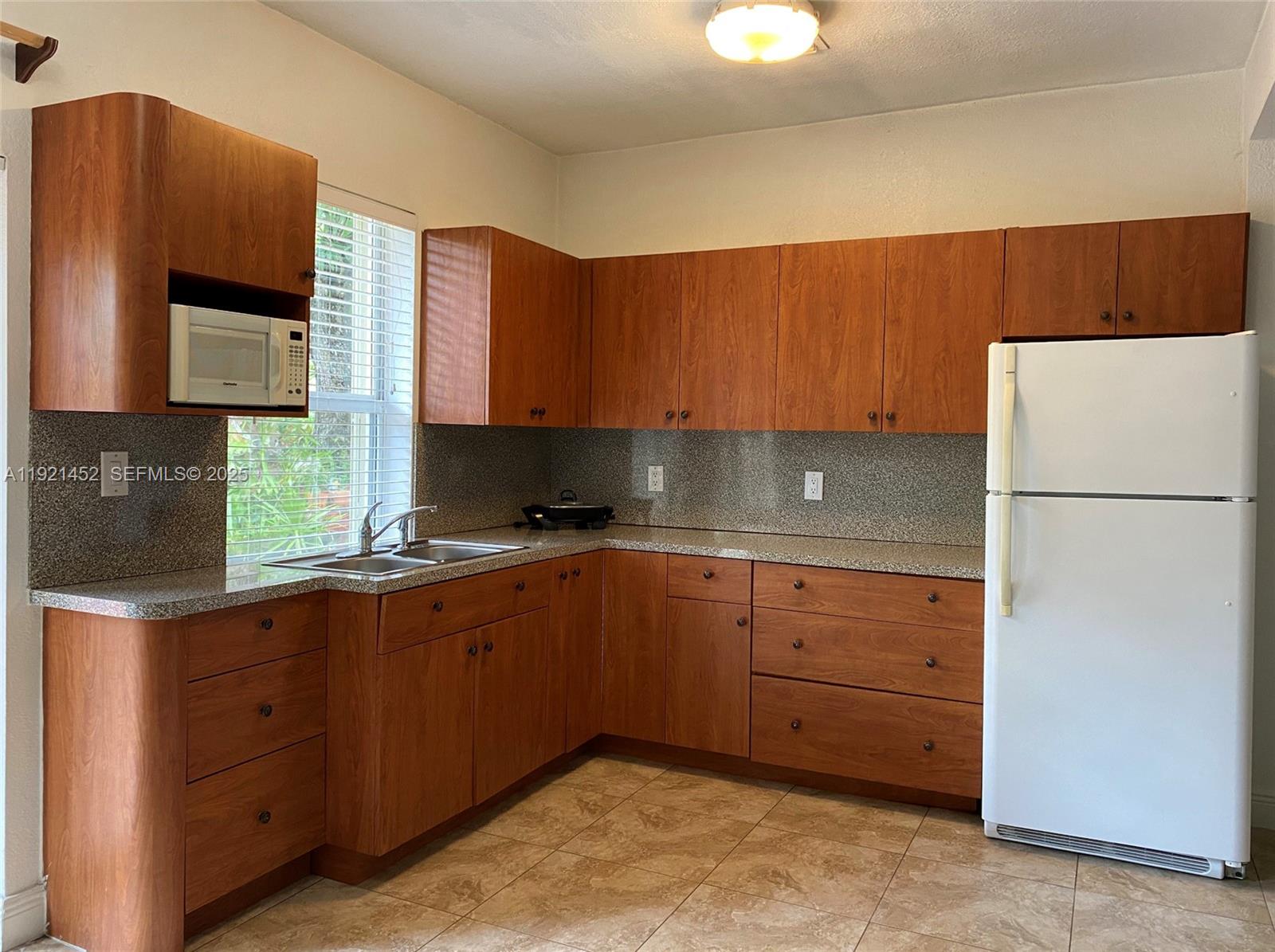 MIRACLE MANOR 5TH ADDN - Residential